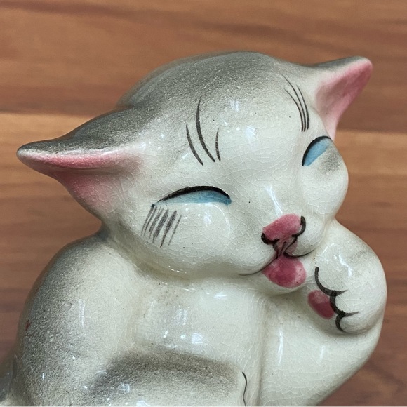 Vintage Gray & White Tabby Cat Porcelain Happy Sleeping Cat Figurine - Picture 8 of 13